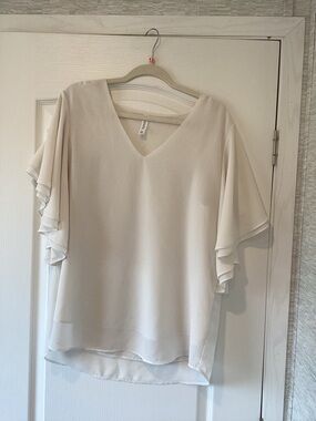 Zenana Outfitters white V-Neck Flutter Sleeve Blouse XL EUC